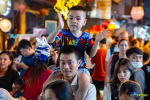Sea of People Crowds Hanoi Streets for Mid-Autumn Festival Celebrations - image 2