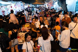 Sea of People Crowds Hanoi Streets for Mid-Autumn Festival Celebrations - image 3