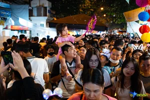 Sea of People Crowds Hanoi Streets for Mid-Autumn Festival Celebrations - image 4