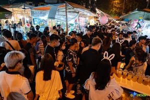 Sea of People Crowds Hanoi Streets for Mid-Autumn Festival Celebrations - image 5