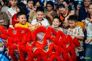 Sea of People Crowds Hanoi Streets for Mid-Autumn Festival Celebrations - image 8