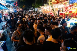 Sea of People Crowds Hanoi Streets for Mid-Autumn Festival Celebrations - image 9