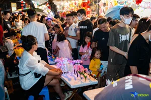 Sea of People Crowds Hanoi Streets for Mid-Autumn Festival Celebrations - image 1