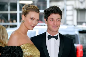Elite Supermodel and Wealthy Daughter-in-Law Maintains Stunning Figure Post-Baby - image 4