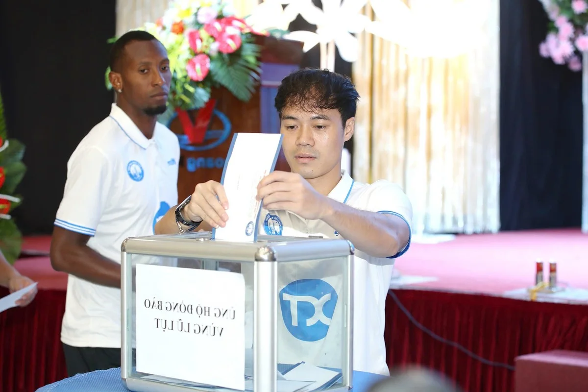 Thep Xanh Nam Dinh FC Stars Unite for Flood Relief Efforts