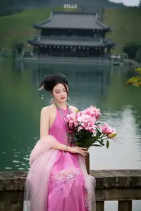 Traditional Vietnamese Beauty A Muse by the Ancient Lake Serene Charm - image 0