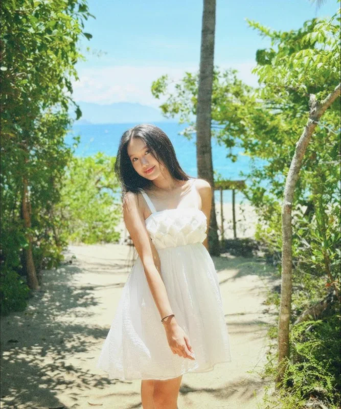 Stunning Candid Photos of Doan Hai My: How Doan Van Hau’s Girlfriend Looks in Real Life?