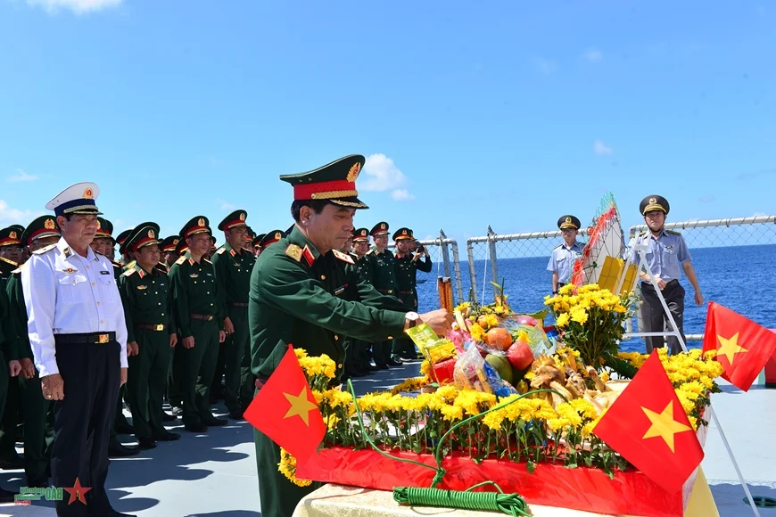 General Staff Delegation Inspects Truong Sa Island District