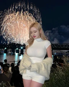 Admire the Breathtaking Curves of South Korea's Top Model - image 0
