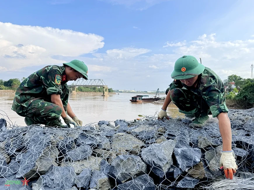 Urgent Preparations for Phong Chau Pontoon Bridge Installation Underway