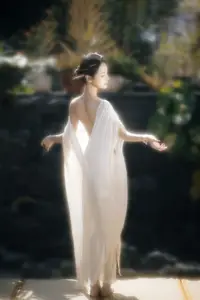 YiTuYu Art Language Vol.8742: Sha Sha's Ethereal Grace by the Pond - A Captivating Visual Journey - image 3