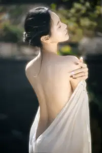YiTuYu Art Language Vol.8742: Sha Sha's Ethereal Grace by the Pond - A Captivating Visual Journey - image 5