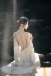 YiTuYu Art Language Vol.8742: Sha Sha's Ethereal Grace by the Pond - A Captivating Visual Journey - image 2