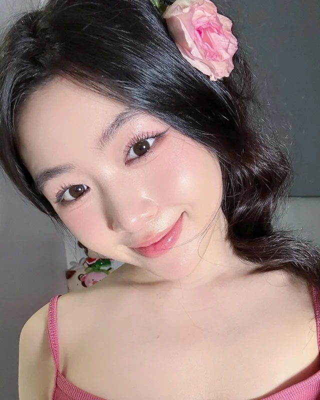 Quyền Linh's Daughter Lọ Lem Stuns with Goddess Beauty at the Airport