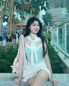 Quyền Linh's Daughter Lọ Lem Stuns with Goddess Beauty at the Airport - image 4