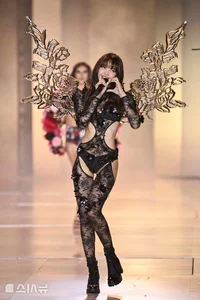 Lisa from BLACKPINK Steals the Spotlight at the Victoria’s Secret Fashion Show - image 1