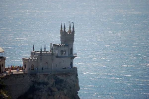 The Breathtaking Swallow’s Nest Castle Perched on a Cliffside - image 5