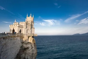 The Breathtaking Swallow’s Nest Castle Perched on a Cliffside - image 0