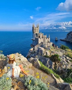 The Breathtaking Swallow’s Nest Castle Perched on a Cliffside - image 7