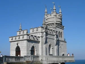 The Breathtaking Swallow’s Nest Castle Perched on a Cliffside - image 1