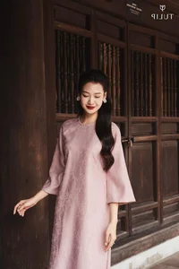 Elegant and Easy Ao Dai Hairstyles for Women Over 30 This Festive Season - image 11