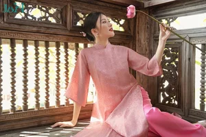 Elegant and Easy Ao Dai Hairstyles for Women Over 30 This Festive Season - image 10