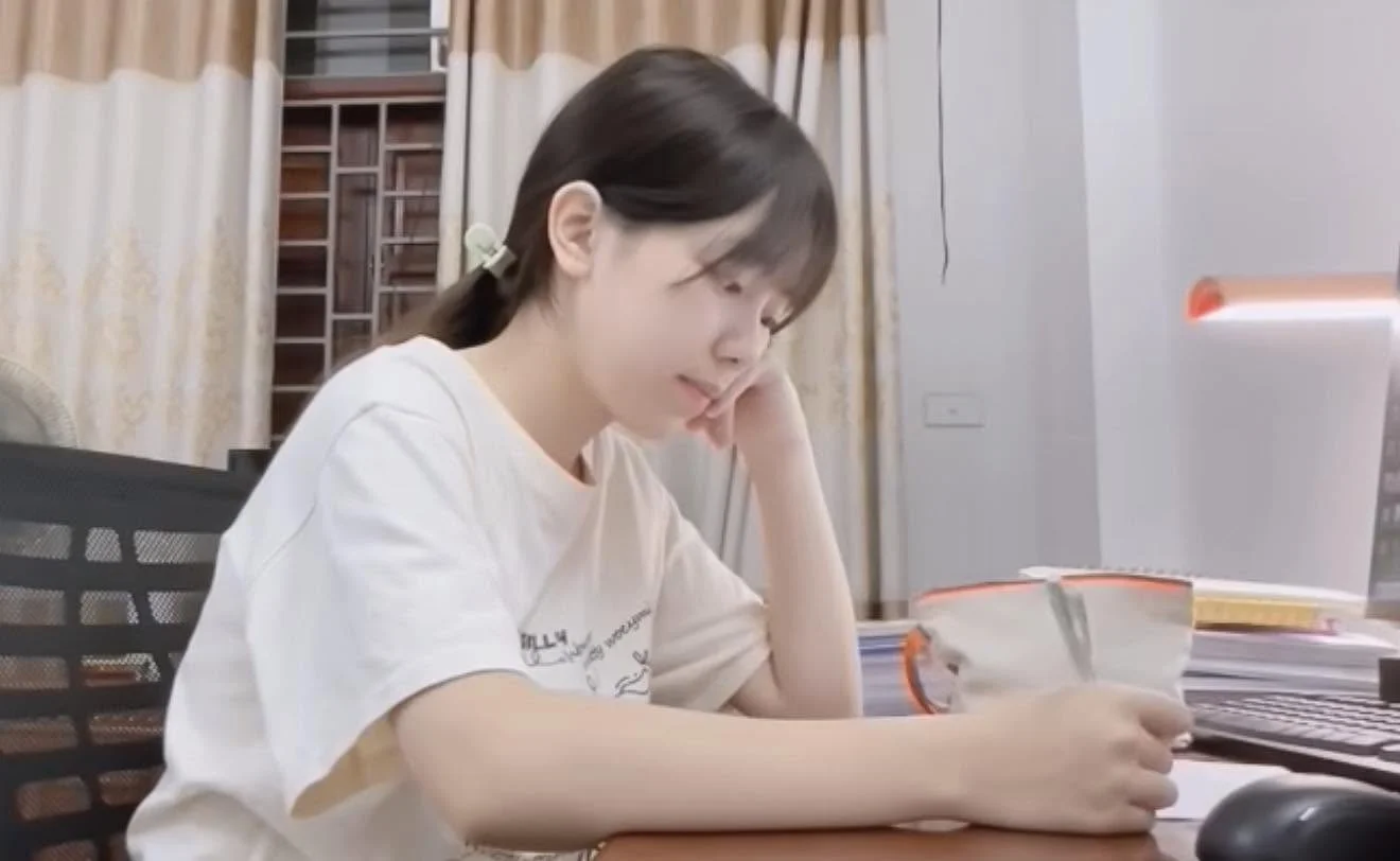 Social Media Trends: The Famous 'Smile' Girl and Heartwarming Viral News