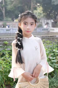 Social Media Trends: The Famous 'Smile' Girl and Heartwarming Viral News - image 18