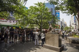 The Heartwarming Story Behind Tokyo Station's Famous Bronze Statue - image 1