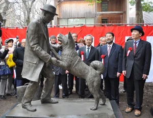 The Heartwarming Story Behind Tokyo Station's Famous Bronze Statue - image 7