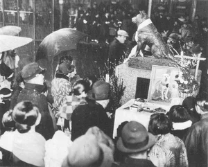 The Heartwarming Story Behind Tokyo Station's Famous Bronze Statue - image 5
