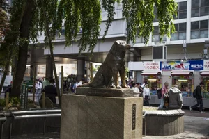 The Heartwarming Story Behind Tokyo Station's Famous Bronze Statue - image 8