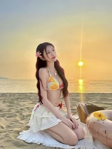 Summer Fashion Trends: The Effortless Style of Camisoles and Tank Tops - image 5