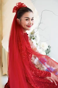 Celebrity Wedding Trends: Red Bridal Ao Dai and Exquisite Jewelry Choices - image 0