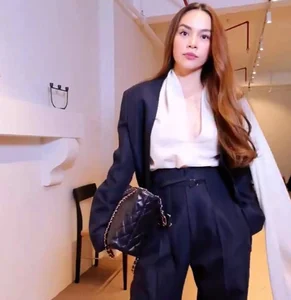 Timeless Elegance: 3 Ways to Style a White Shirt Inspired by Ho Ngoc Ha for Women Over 40 - image 5