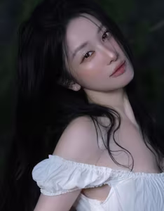 Jun Vu's New Photoshoot Goes Viral: Alluring Dewy Beauty with Cherry Tomatoes - image 0