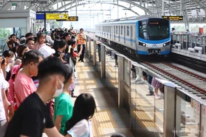 Massive Crowds Experience the New Ben Thanh Suoi Tien Metro Line - image 1