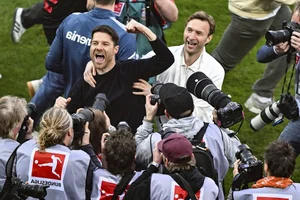 Xabi Alonso’s Legendary Beer Shower: Celebrating Bayer Leverkusen’s Bundesliga Win - image 5