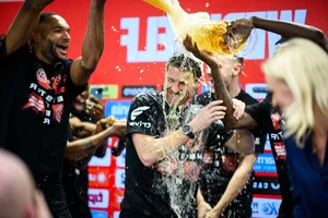 Xabi Alonso’s Legendary Beer Shower: Celebrating Bayer Leverkusen’s Bundesliga Win - image 7