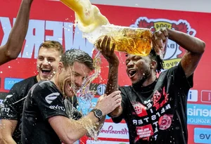 Xabi Alonso’s Legendary Beer Shower: Celebrating Bayer Leverkusen’s Bundesliga Win - image 2