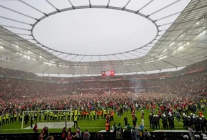 Xabi Alonso’s Legendary Beer Shower: Celebrating Bayer Leverkusen’s Bundesliga Win - image 6