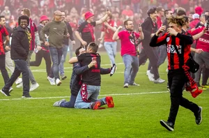 Xabi Alonso’s Legendary Beer Shower: Celebrating Bayer Leverkusen’s Bundesliga Win - image 1