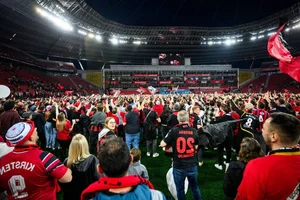 Xabi Alonso’s Legendary Beer Shower: Celebrating Bayer Leverkusen’s Bundesliga Win - image 8