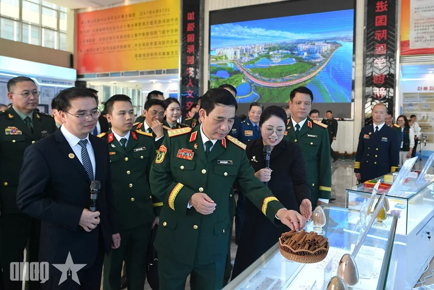 Vietnam-China Defense Ministers Tour Medical Pilot Zone to Enhance Health Cooperation