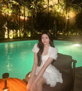 Stunning Poolside Birthday: Hạt Dẻ Celebrates in Style with Radiant Beauty - image 1