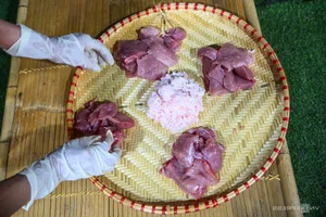Uoc Le Village Celebrates Festival with a Massive 100kg Traditional Pork Roll - image 6