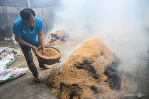 Uoc Le Village Celebrates Festival with a Massive 100kg Traditional Pork Roll - image 0