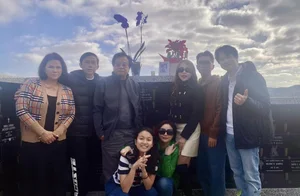 Hoai Linh and Phuong Loan Pay Emotional Visit to Chi Tai's Grave - image 2