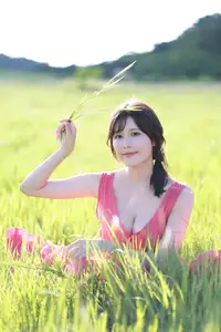 Kana Nakada's Radiant Charm: FRIDAY Digital Photo Book Soleil – Capturing Natural Beauty. - image 3