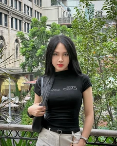 Meet Que Linh: The Stunning Gen Z Teacher Captivating Netizens with Her Beauty and Style - image 4